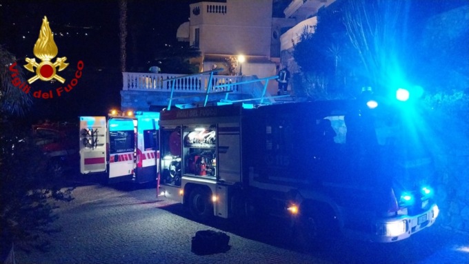 Incendio in un appartamento a Ospedaletti, portata in ospedale una donna
