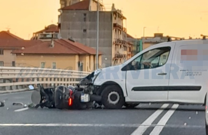 Scontro auto e scooter sul cavalcavia, un ferito
