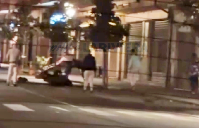 Rissa tra stranieri a Ventimiglia e lo scooter viene scaraventato a terra. Video