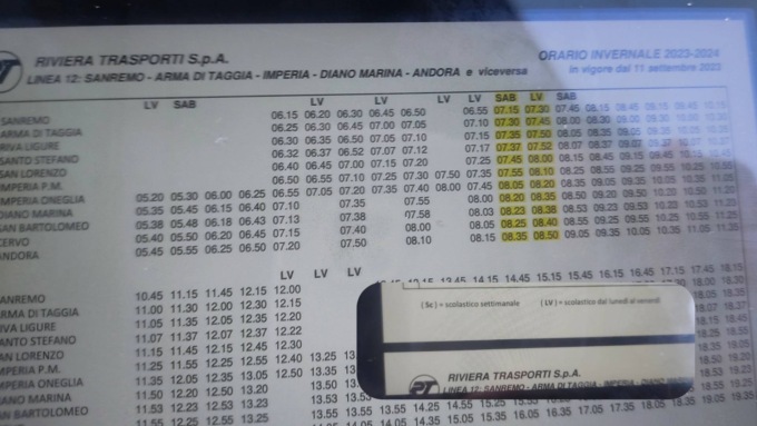 Salta la corsa del bus (in tabellone). L’autista della successiva “La teoria è diversa dalla pratica”