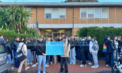 Sciopero degli studenti del Fermi a Ventimiglia contro aule fredde e bagni chiusi