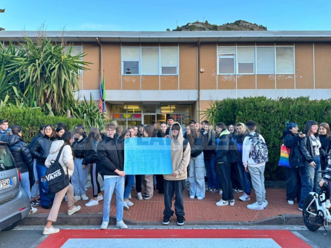 Sciopero degli studenti del Fermi a Ventimiglia contro aule fredde e bagni chiusi