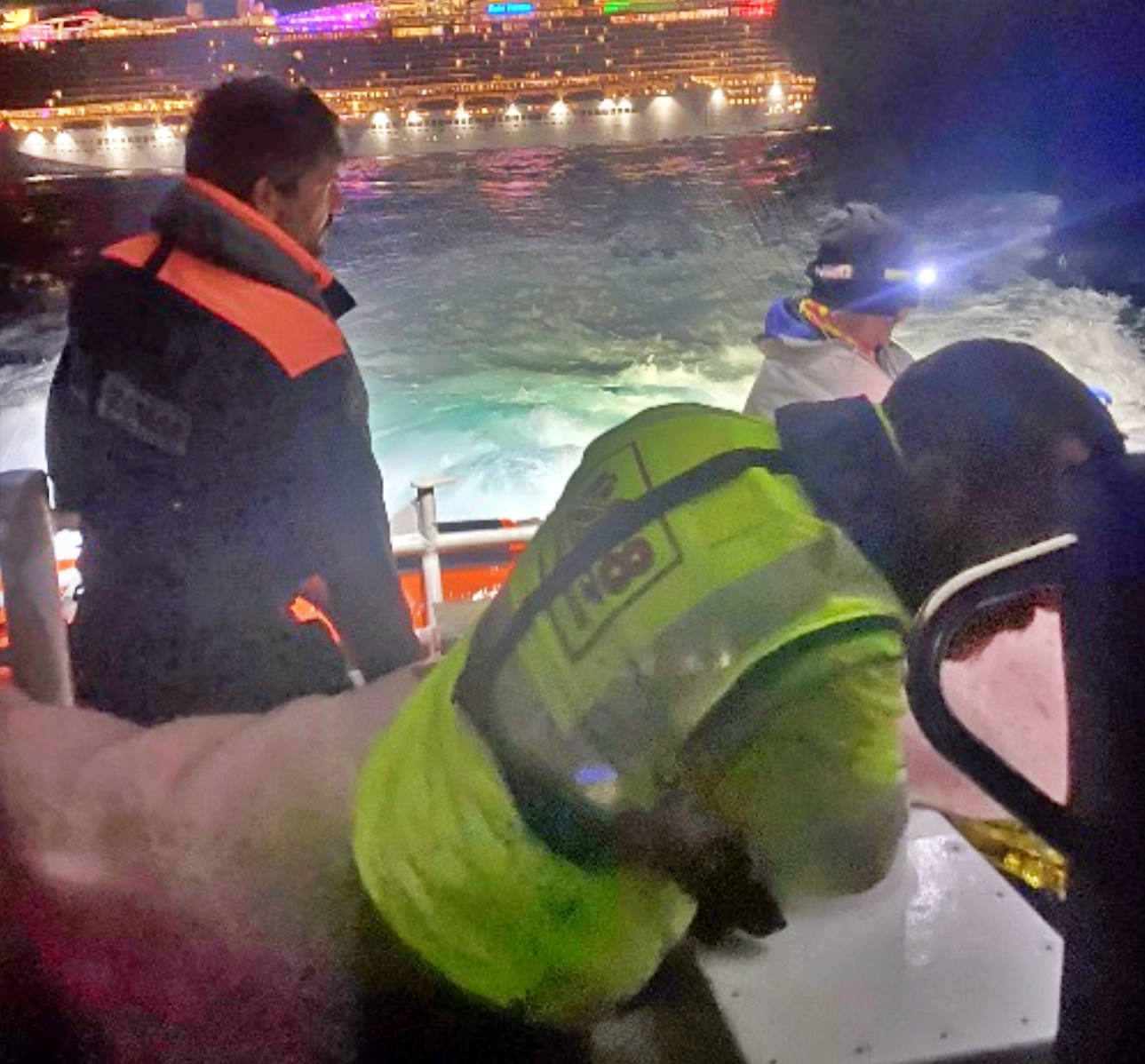 soccorso in mare notturna capitaneria guardias costiera 118 infarto nave da crociera_02