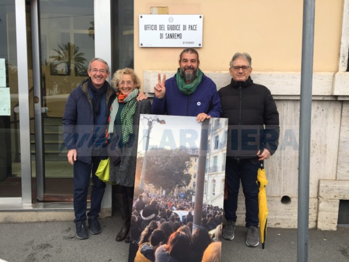 Senza mascherine al concerto di Povia: giudice annulla 14 verbali