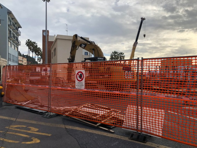 Iniziata demolizione palazzina in Calata Cuneo
