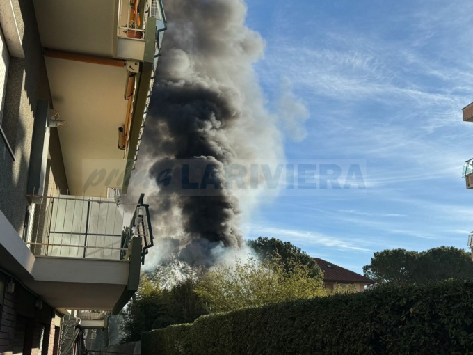 Attimi di paura a Bordighera per un incendio di sterpaglie