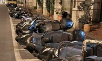 A Sanremo c'è chi si diverte ad abbattere file di scooter