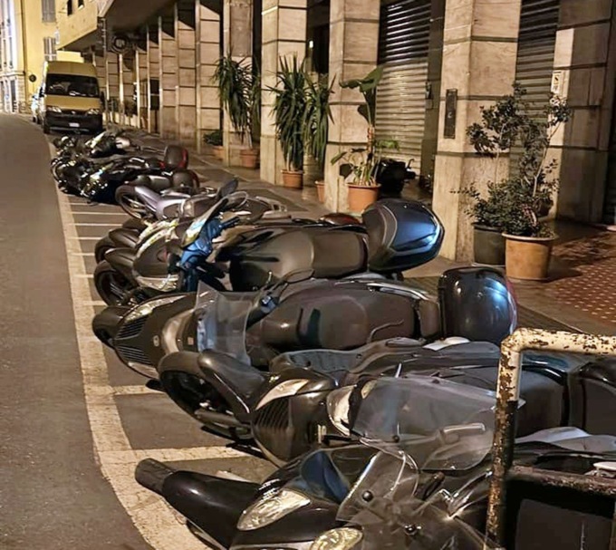 A Sanremo c’è chi si diverte ad abbattere file di scooter