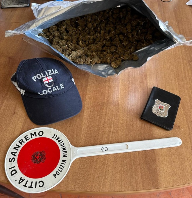 Polizia Municipale arresta spacciatore di 19 anni