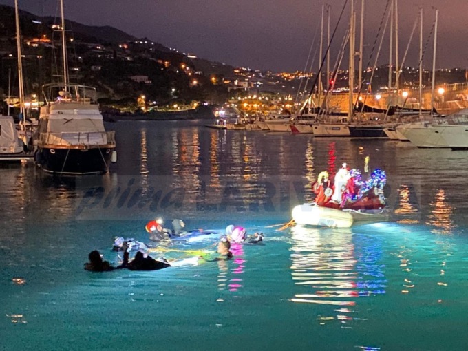 Niente renne, a Bordighera Babbo Natale è arrivato dal mare