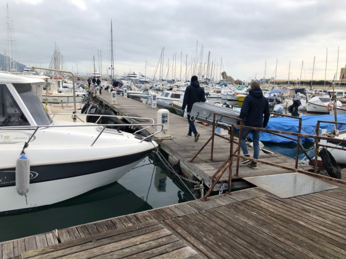 Cade dalla barca e muore, tragedia nel porticciolo di Borgo Marina