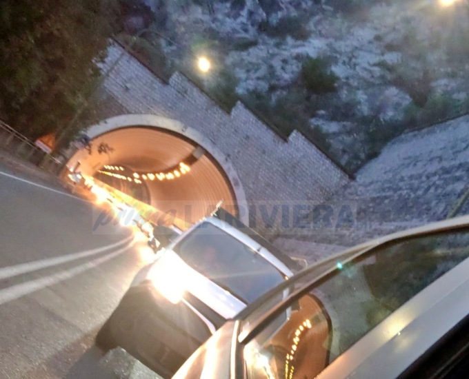 Incidente sul lungomare di Mentone provoca lunghe code in frontiera