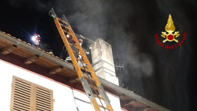 Brucia una canna fumaria, vigili del fuoco in azione a Imperia