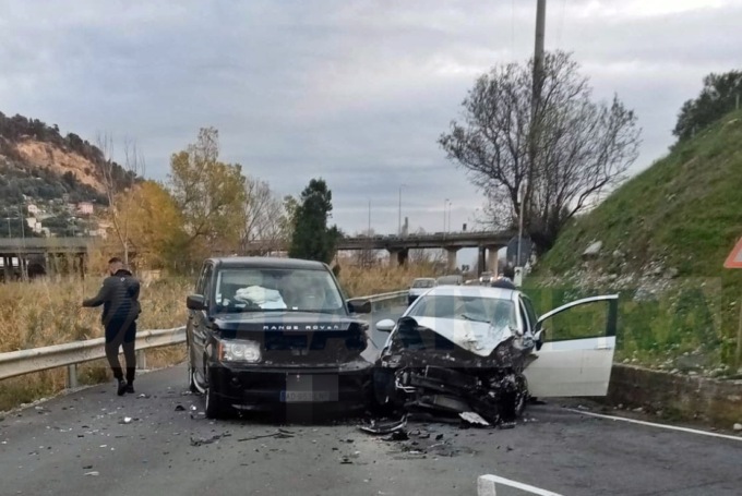 Scontro tra due auto a Ventimiglia: 2 feriti, uno sarebbe incastrato