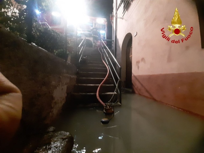 Vigili del fuoco in azione per una perdita d’acqua a Ventimiglia