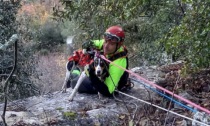 Vigili del fuoco del Saf salvano cane scivolato in un dirupo