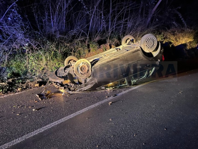 Auto si cappotta sulla provinciale della val Nervia, due feriti