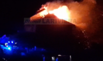 Brucia il tetto mansardato di una villa a Castellaro. Video