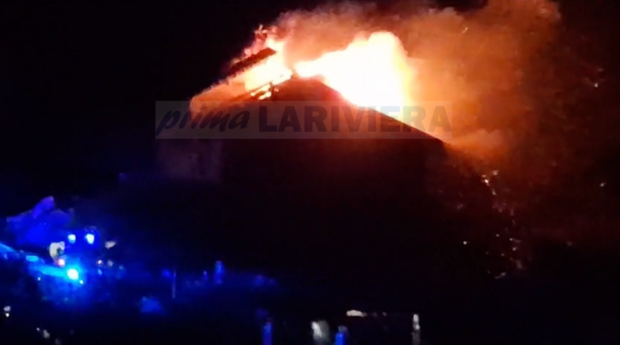 Brucia il tetto mansardato di una villa a Castellaro. Video
