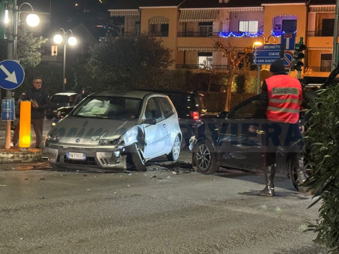 Scontro tra due auto a Camporosso, ferito un giovane