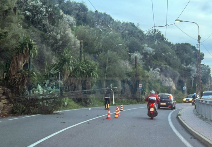 Traliccio si abbatte sull’Aurelia a Bordighera