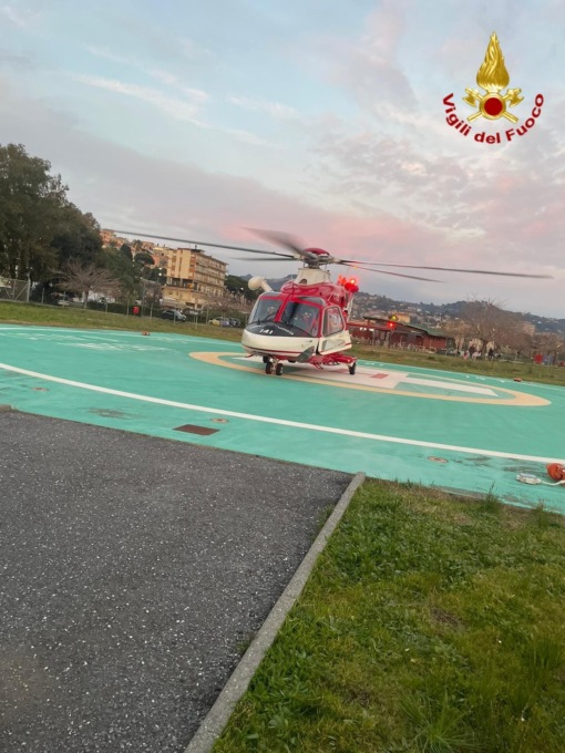 Elicottero Drago 141 dei Vigili del Fuoco atterra a San Lazzaro per il trasporto di un neonato a Genova