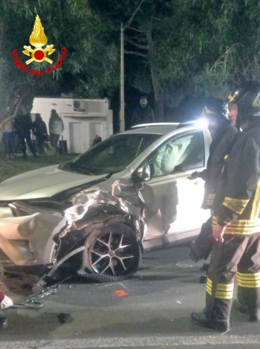 Scontro tra due auto a Diano Marina, bilancio è di due feriti