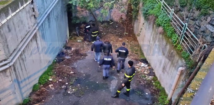 Trovato un cadavere nel canalone sottostrada in via Pietro Agosti a Sanremo
