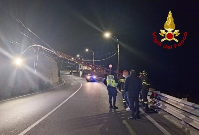 Crolla traliccio sull’Aurelia ai Tre Ponti di Sanremo, nessun ferito