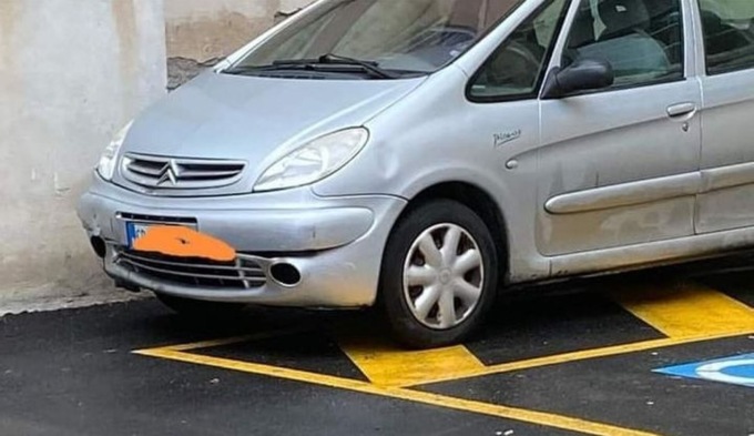 L’auto dell’assessore Raco sullo stallo per disabili, la foto fa il giro dei social