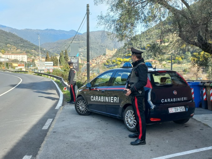 Perquisito per i furti lo trovano con due fucili da caccia: arrestato 37enne