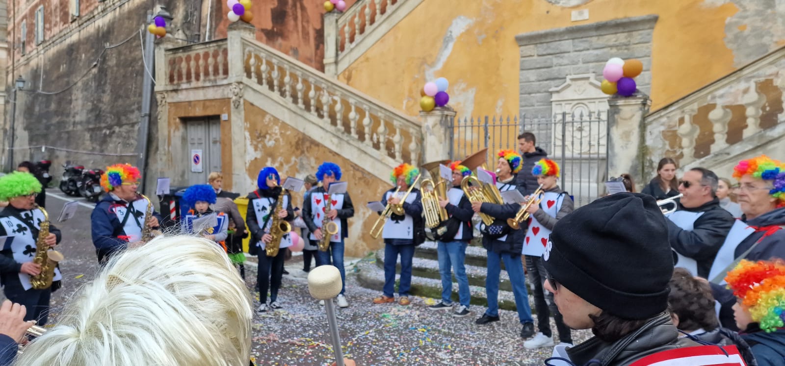 Serata parata di carnevale con i partecipanti al tema Willy Wonka