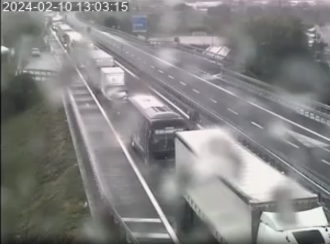 Frontale in autostrada tra Andora e Borghetto: 14 km di coda verso la Francia