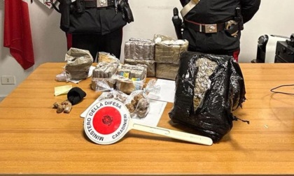 Carabinieri scoprono market della droga nel Dianese, arrestato un 42enne
