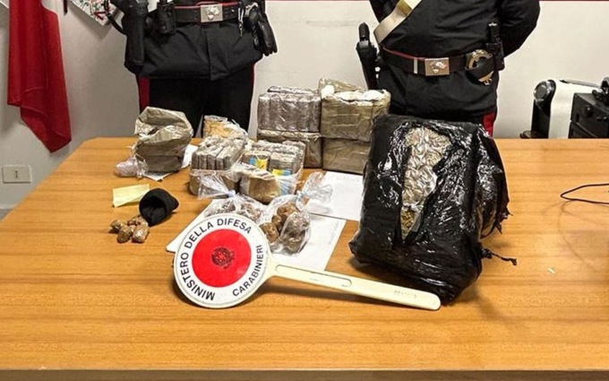 Carabinieri scoprono market della droga nel Dianese, arrestato un 42enne