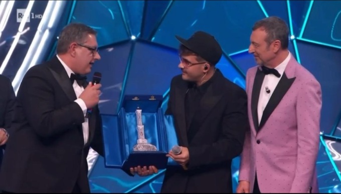Emozioni e trionfi nella quarta serata di Sanremo: Geolier premiato dal Presidente Toti