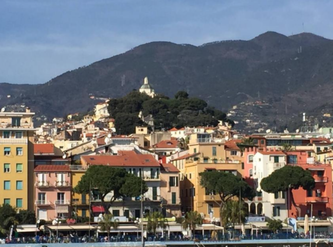 “No all’abbattimento degli alberi secolari”: la Pecora Nera organizza passeggiata ai Giardini Elena