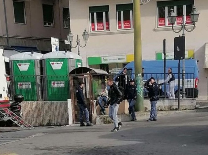 Fermato dalla polizia aggredisce agente con un coltello