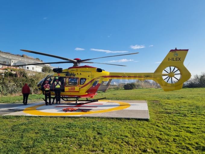 81enne cade da una scala in giardino: grave al Santa Corona