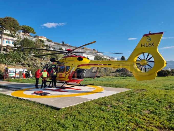 Bimbo di 6 anni in elicottero al Gaslini dopo una caduta in casa