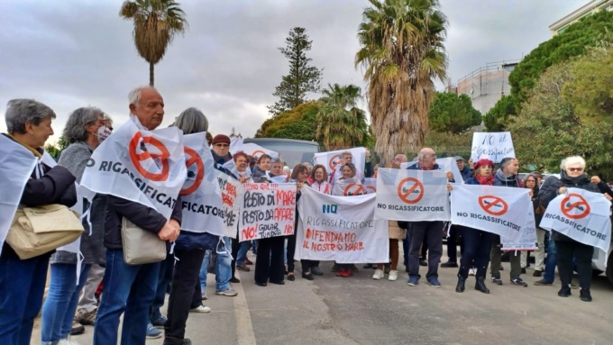 “No al rigassificatore”, la protesta approda nella Sanremo del Festival