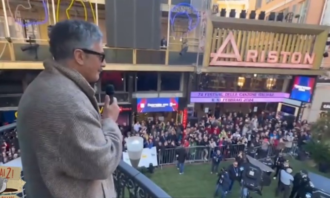 Sanremo si accende con Fiorello, lo spettacolo pirotecnico e l’arrivo della Costa Smeralda