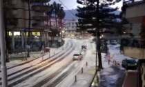 Il Ponente imbiancato dalla grandine, mezzi spargisale su A10 tra Sanremo e Taggia