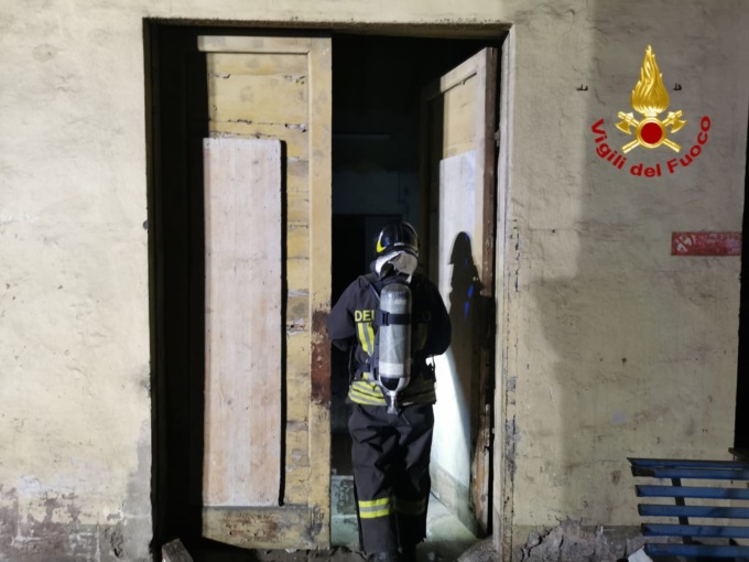 Brucia ex deposito di smistamento giornali a Imperia