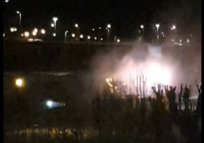 Incendio di rifiuti nella notte sotto il cavalcavia di via Tenda