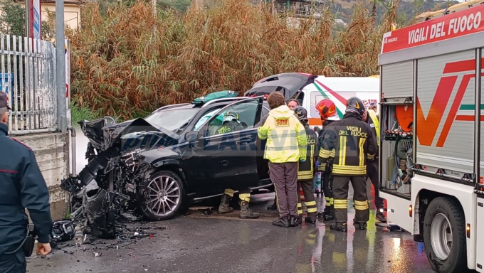Auto si schianta contro un muro a Sanremo: 3 feriti, uno è grave