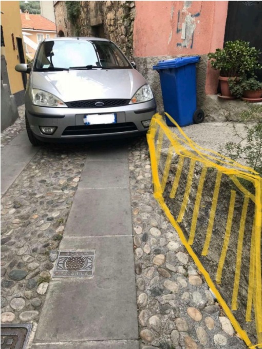 Via un pezzo di scalinata in Via Vittorio Veneto. La richiesta di Imperia senza Padroni