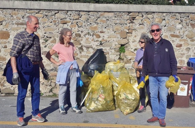 Gli attivisti della Pecora Nera puliscono la spiaggia di Bussana dopo la mareggiata