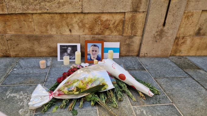 Fiori per Aleksej Naval’nyj in Via Matteotti a Sanremo