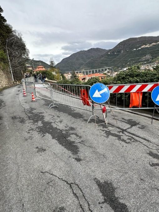 Franata a valle una parte dell’asfalto di via Revelli